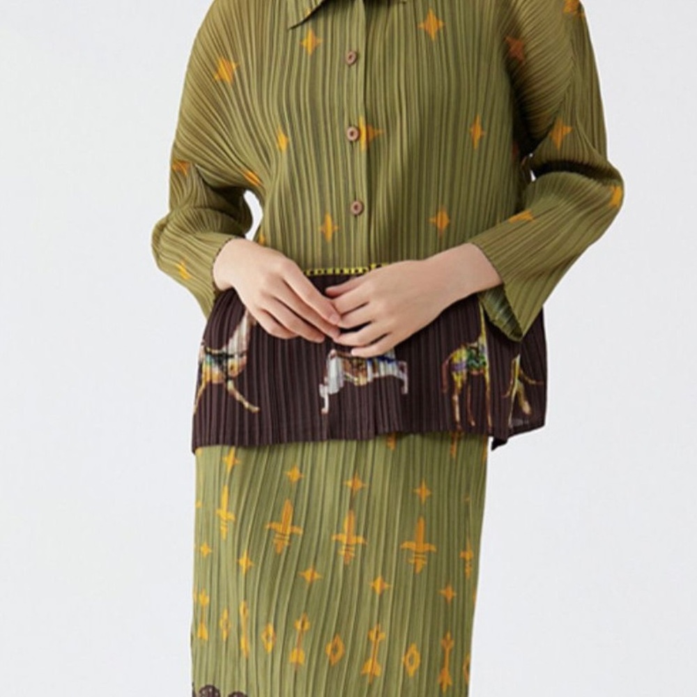 Pleated sage green print blouse with unicorn hem
